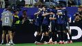 El abrazo argentino tras el 2-0 conseguido de penal por Lautaro Martínez.