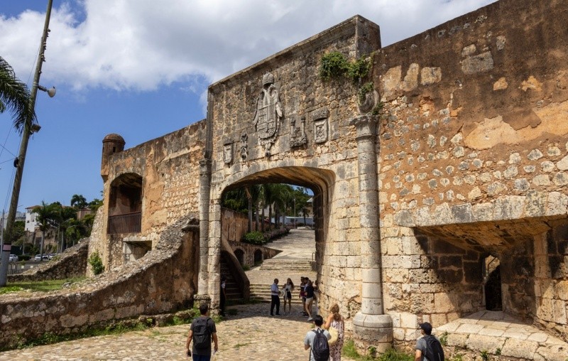 &nbsp;La puerta de San Diego, también llamada puerta de la Mar, data del año 1576 y abre el paso en la muralla de la ciudad ornamentada. (Rosario3)
