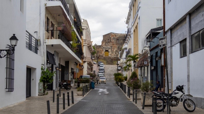 En Santo Domingo las edificaciones que remontan a su historia colonial se combinan con su vida urbana moderna. (Rosario3)