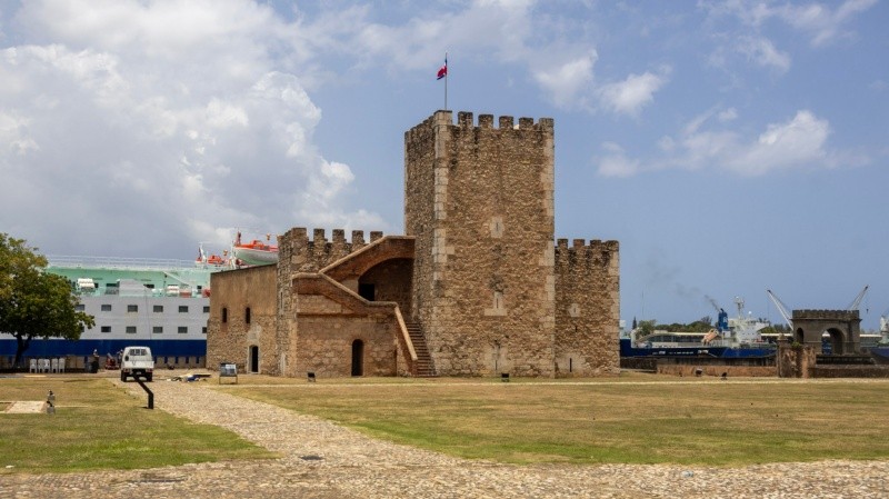La&nbsp;Fortaleza Ozama, ubicada junto al río, es la fortificación europea más antigua del Nuevo Mundo. (Rosario3)