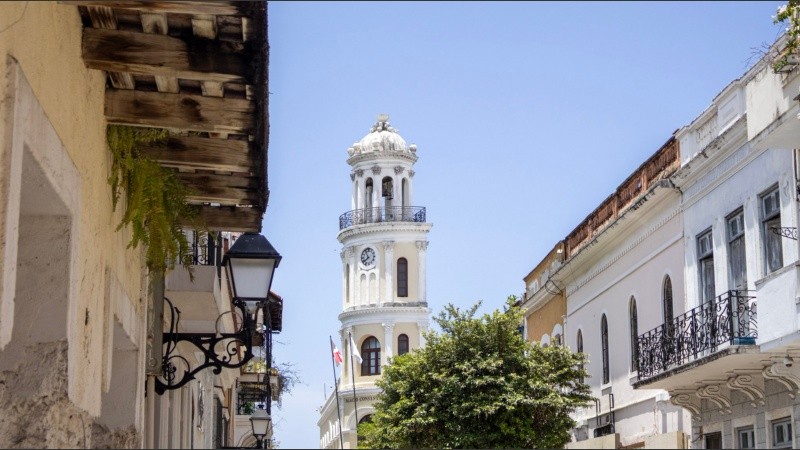 Torre del Palacio Consistorial, histórico edificio de principios del siglo XVI que fue completamente remodelado en el s. XIX.