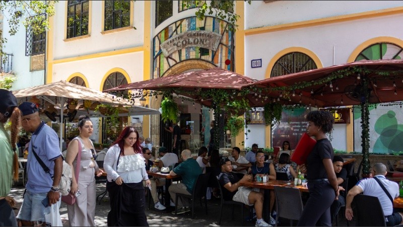 Mesas dispuestas sobre el ingreso al Centro Comercial Colón.