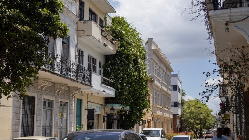 En la zona colonial de Santo Domingo, las edificaciones históricas se combinan con vegetación y construcciones modernas.