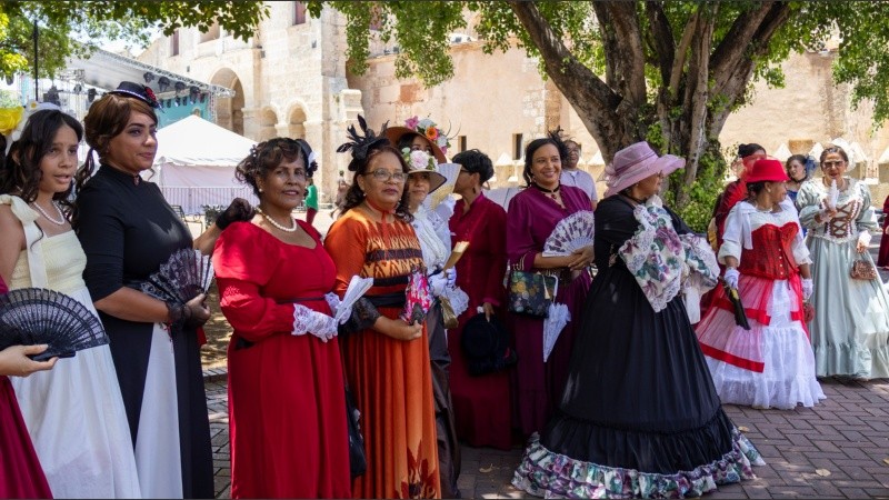 Un grupo de mujeres dominicanas con vestidos de época en el Parque Colón.