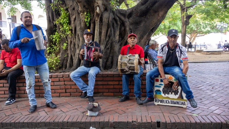 Un grupo de músicos callejeros tocan frente al Centro Comercial Colón.