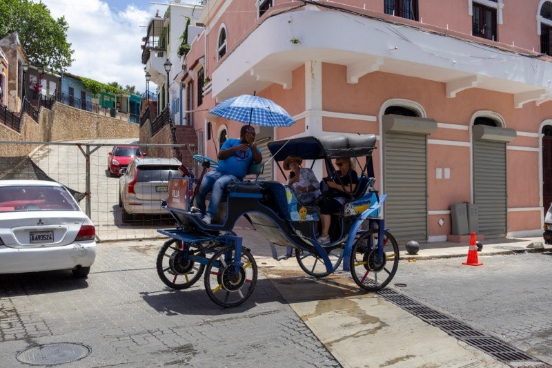 Una de las maneras de recorrer la zona colonial de Santo Domingo es contratando paseos en carruajes a propulsión eléctrica. (Rosario3)&nbsp;