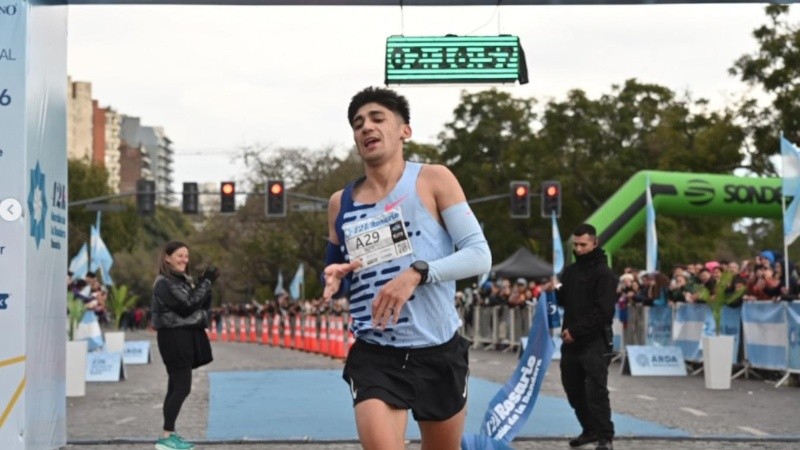 El corredor Eulalio Muñoz cruza la meta de la Maratón de la Bandera (@42krosario_oficial)