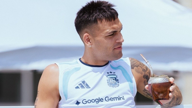 Lautaro se sacó la mufa de marcar en un Mundial y espera tranquilo por 16avos. (AFA)
