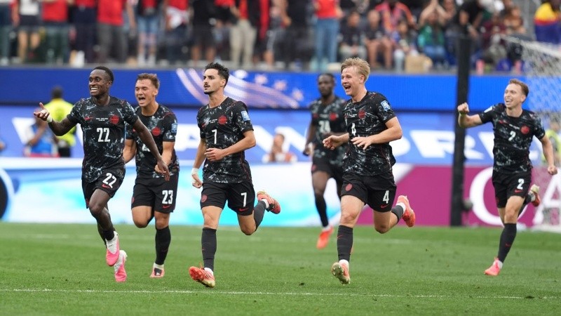 Triunfo agónico para la alegría de los canadienses, que hacen historia. (EFE)