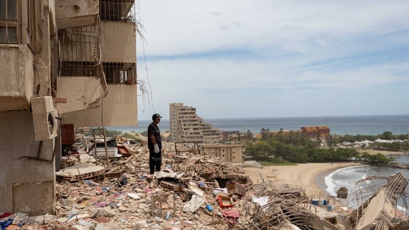 Un rescatista observa escombros en una zona afectada de Catia La Mar. (EFE)