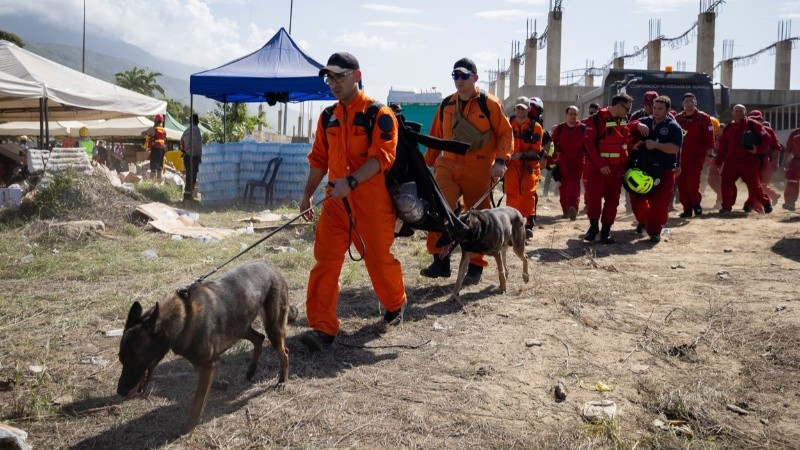 El equipo de Búsqueda y Rescate Urbano de Argentina en su llegada a La Guaira. (EFE)