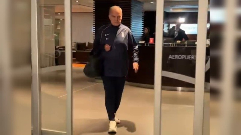 El Loco Bielsa arribó este lunes a la madrugada al aeropuerto de Carrasco.