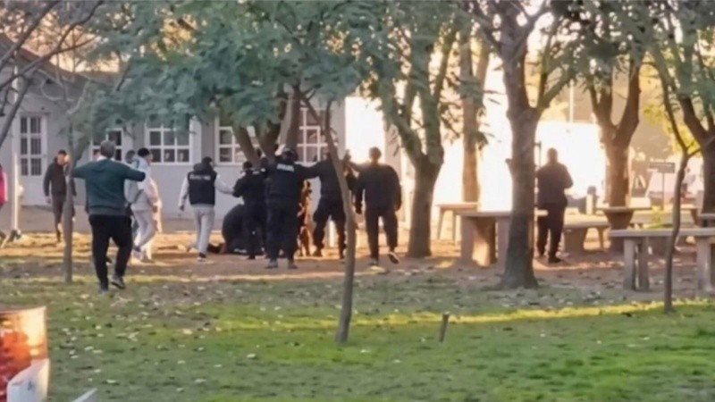 El agente policial recibió el impacto de un proyectil en la cabeza tras la final de la Liga Cañadense de fútbol en Carcarañá.