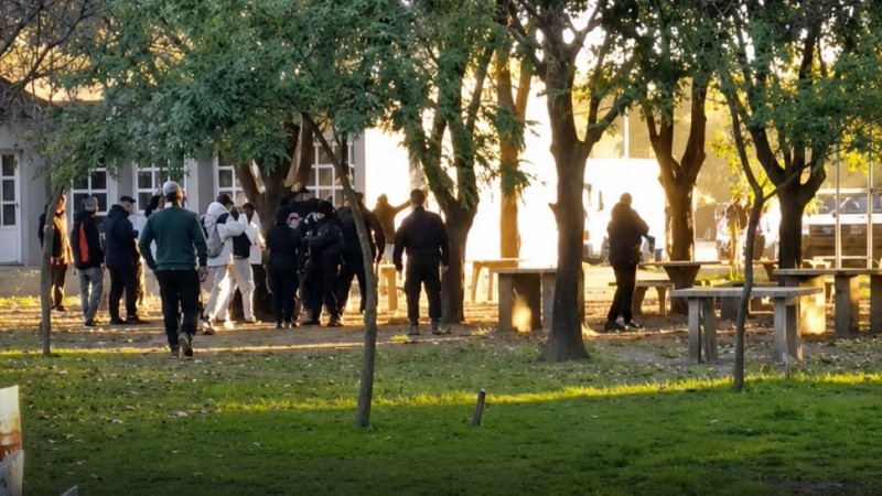 Una imagen de los graves incidentes en Carcarañá, en los que fue gravemente herido el policía (Captura de video)