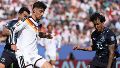 Havertz encara ante la marca de Canale, defensor paraguayo de Lanús. (FIFA)