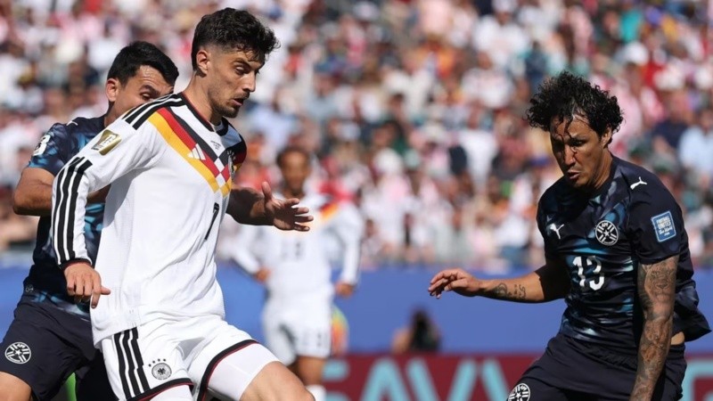 Havertz encara ante la marca de Canale, defensor paraguayo de Lanús. (FIFA)