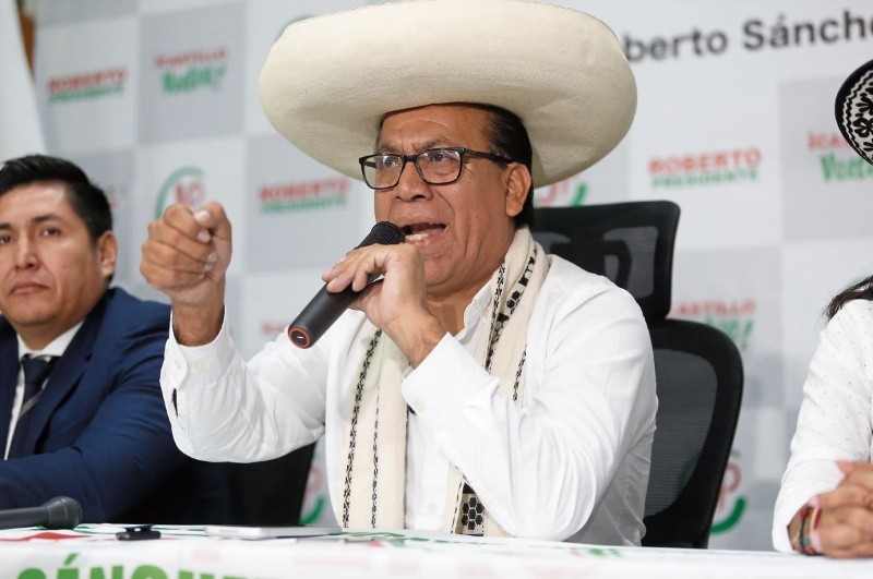 Sánchez, que participaba en estos comicios en nombre del encarcelado expresidente Castillo, Sánchez anunció que no reconocerá como presidenta a Fujimori, al denunciar sin pruebas un supuesto fraude en la votación en el exterior.