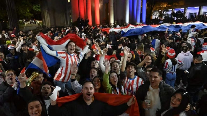Una fiesta en Asunción tras el triunfo de la selección paraguaya.
