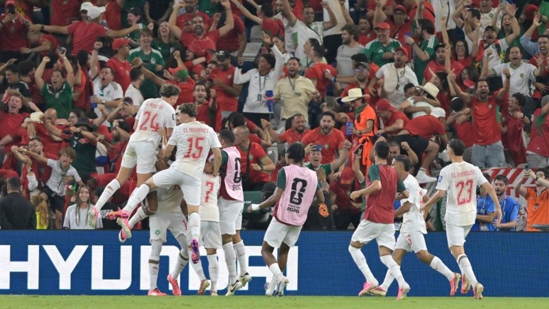 Marruecos festeja su pase a octavos, luego de eliminar a Países Bajos por penales (EFE)
