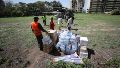 Un grupo de voluntarios descarga ayuda humanitaria de un helicóptero en La Guaira (EFE).