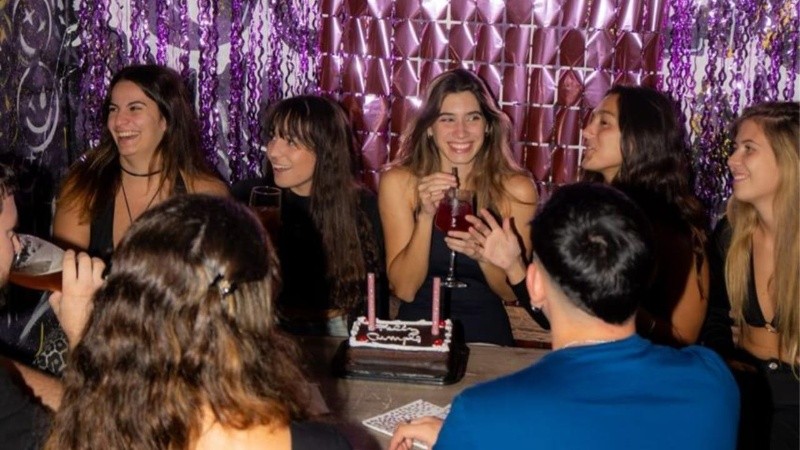 Un bar de Pichincha reforzó su propuesta invernal con ventajas especiales para quienes celebren en esos días.
