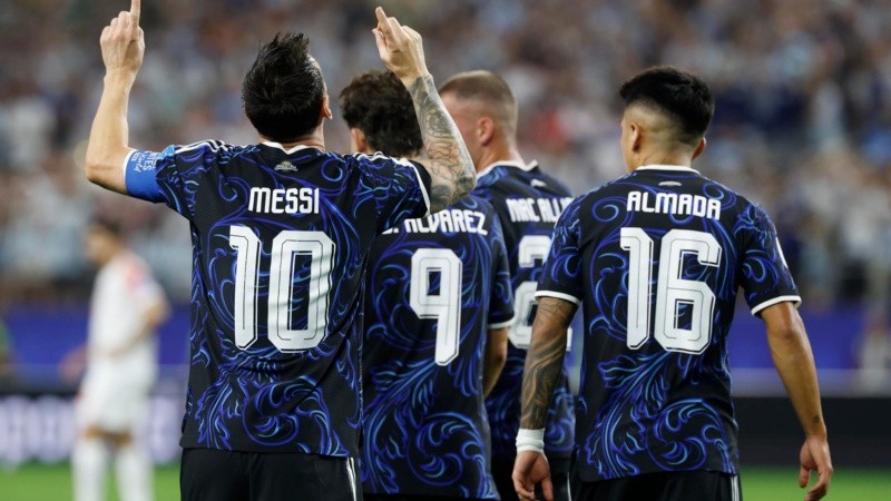 Messi vuelve a la formación titular luego de ser suplente ante Jordania.