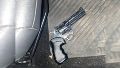 El arma incautada es un revólver calibre 22 largo.