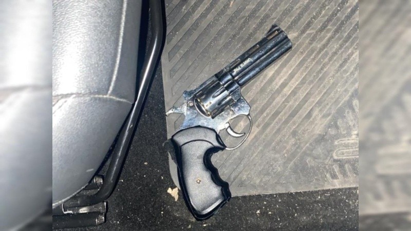 El arma incautada es un revólver calibre 22 largo.