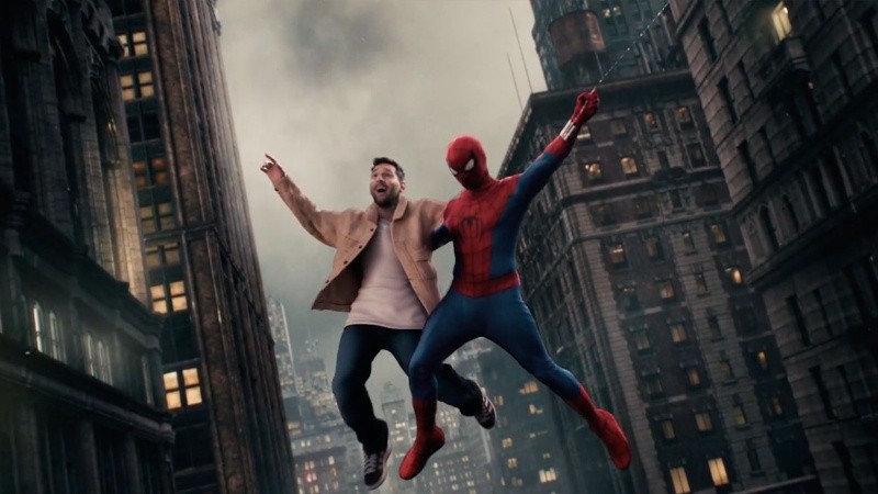 Messi volando por las calles de Nueva York con Spiderman.