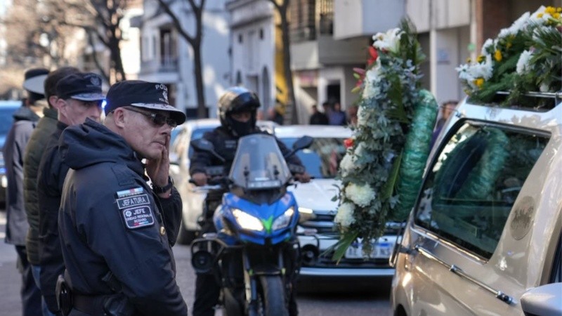 El cortejo del policía rumbo al Cementerio Parque de Villa Gobernador Gálvez.