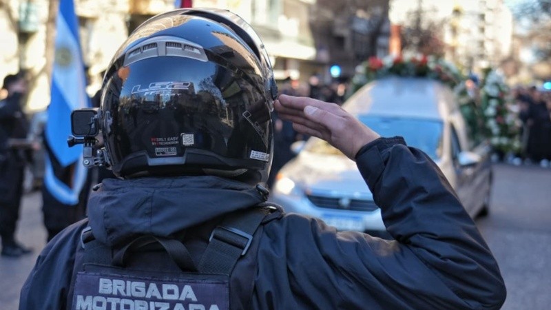 El cortejo rumbo fúnebre rumbo al cemengterio Parque de V G Gálvez.