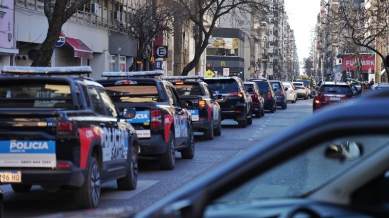 Caravana de autos policiales en el cortejo fúmebre del agente.