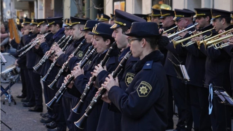 Acompañamiento de agentes policiales durante la ceremonia de despedida al policía muerto.