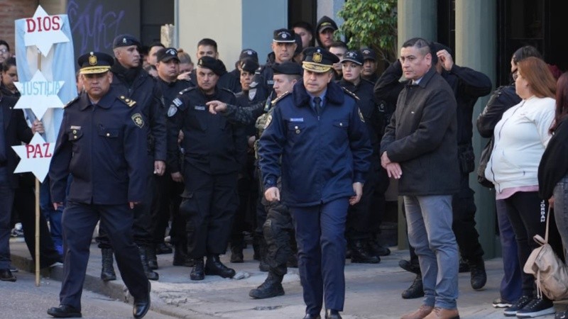 Autoridades policiales en el último adiós al policía muerto.