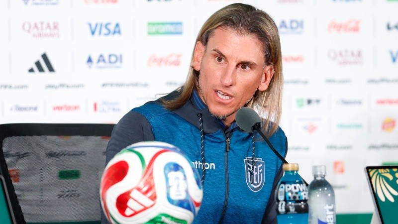 Los hinchas mexicanos le hicieron pasar una mala noche al DT rosarino y su plantel (EFE).