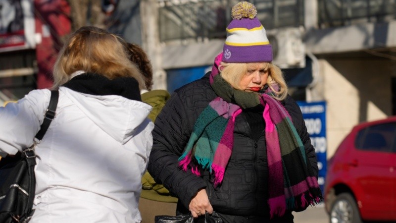 Gorro, bufanda y campera porque el solcito no llega a calentar (Archivo/Rosario3).