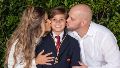 Lucas Gámez y sus padres, el día de su comunión.