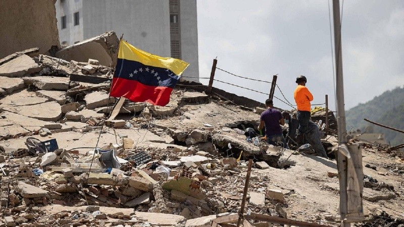 La cifra de muertos por los terremotos en Venezuela ascendió a 1.943 y la ONU confirmó que enviará 10.000 bolsas mortuorias.