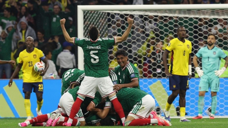 México derrotó a Ecuador y celebró su pase a octavos del Mundial (EFE)