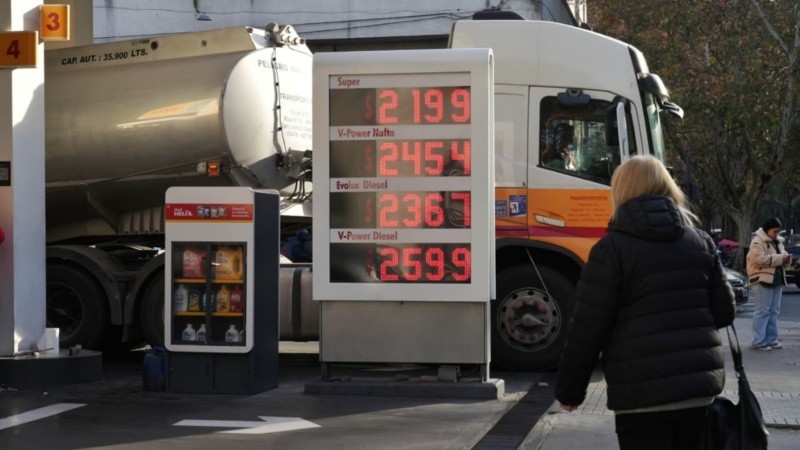 Los valores de referencia en las estaciones de servicio Shell. (Foto: Alan Monzón / Rosario3)&nbsp;