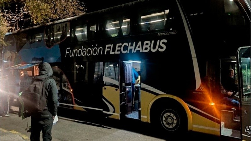 El micro, un gigante de dos pisos con 27 asientos coche cama, calefacción y disponibilidad de agua, café y alfajores.