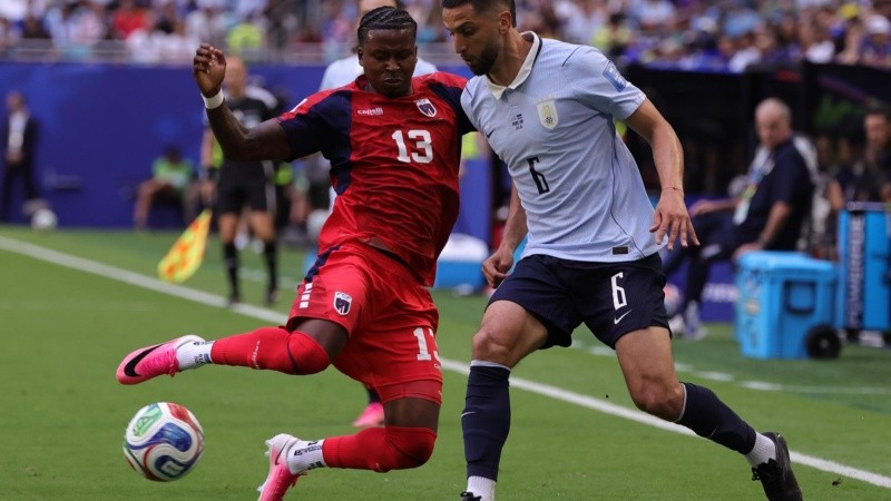 Sydni Lopes Cabral en acción durante el partido de Cabo Verde ante Uruguay.