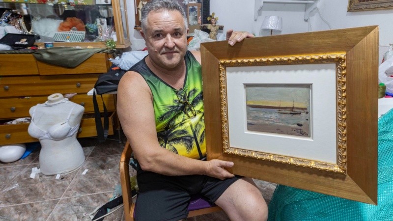 El hombre de 57 años junto al cuadro de