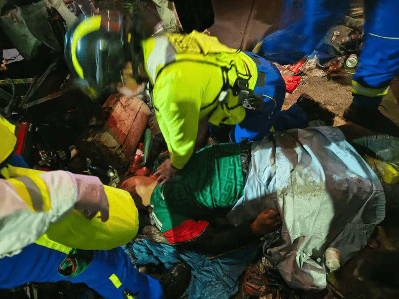 &nbsp;Los servicios de emergencias ayudando a los damnificados.