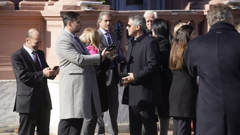 Legisladores de La Libertad Avanza en la explanada de Casa Rosada.