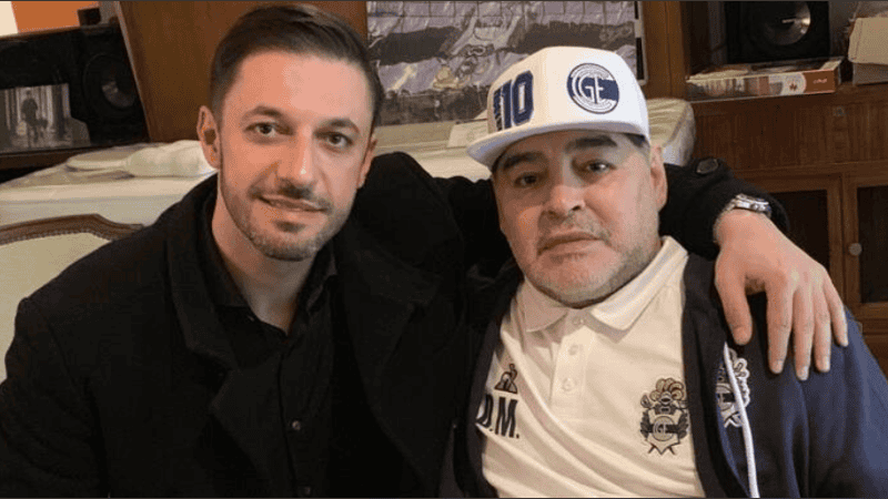 Morla junto a Maradona.