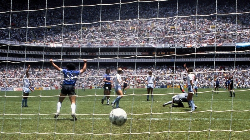 Diego festeja en su tarde consagratoria. Inglaterra se despidió de aquel Mundial.