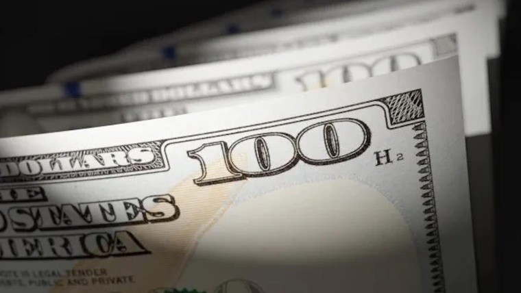 El gobierno parece dejar que el peso se devalúe levemente frente al dólar.