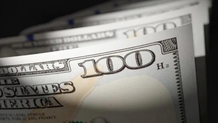 El gobierno parece dejar que el peso se devalúe levemente frente al dólar.