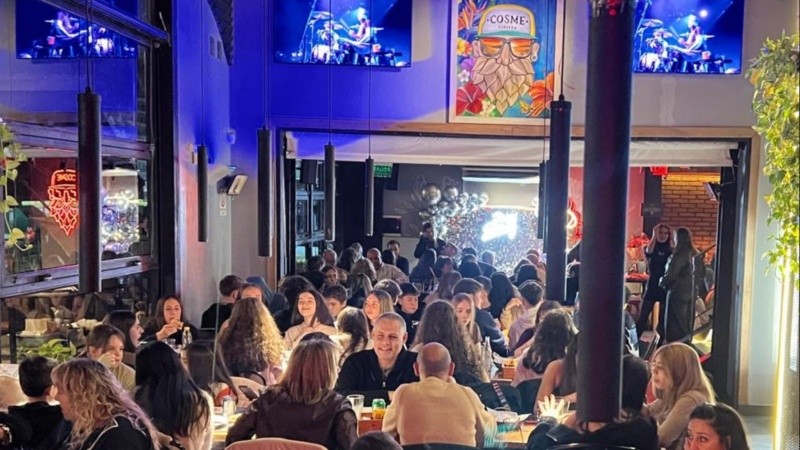 El histórico bar de la zona norte rosarina preparó promociones diarias y beneficios especiales para grupos de amigos durante todo el mes.